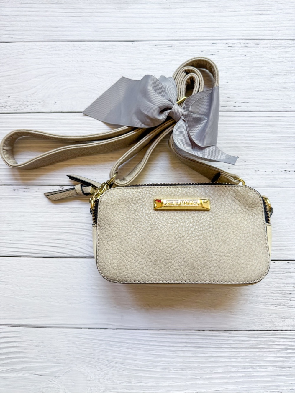 Steve Madden Beige White Pebbled Leather Two Tone Crossbody Shoulder Bag Gold